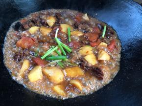 放入剩下的葱段拌匀即可