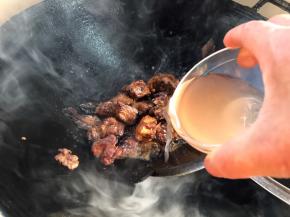 加入杨梅汁炒香