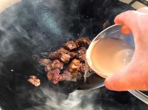 加入杨梅汁炒香