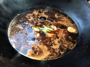 加入少许葱段，加入姜蒜片