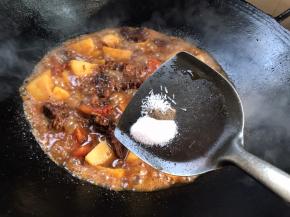 放入盐、胡椒粉和味精