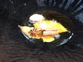 起锅热油放入卤料炒香