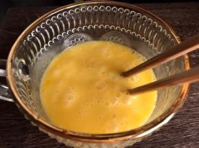 鸡蛋中加入料酒，划散成蛋液