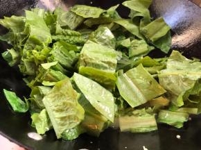 放入笋尖大火快炒