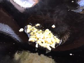 锅留底油，放入蒜末爆香