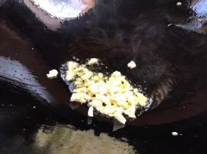 锅留底油，放入蒜末爆香