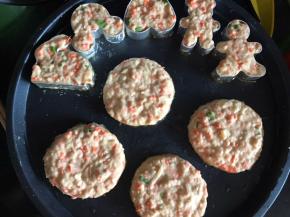 煎饼档插上电源，放少许油，放入土豆糊，形状随自己喜好