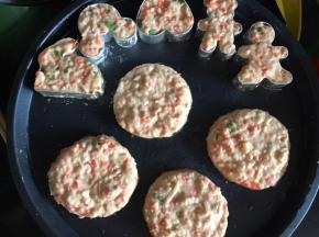 煎饼档插上电源，放少许油，放入土豆糊，形状随自己喜好