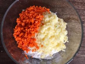 土豆和胡萝卜去皮洗净后切碎末，放入面粉中