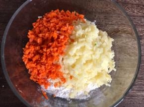 土豆和胡萝卜去皮洗净后切碎末，放入面粉中