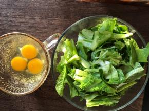 鸡蛋打入碗中，笋尖切成段