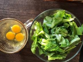 鸡蛋打入碗中，笋尖切成段