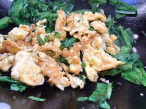 加入鸡蛋和葱花炒匀即可