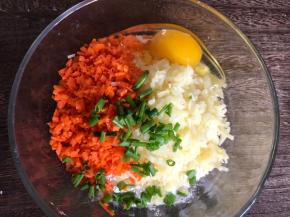 香葱切成末放入土豆中，加入鸡蛋