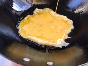 起锅热油，油温6成热时倒入蛋液