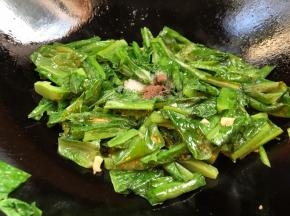 炒至变软后加盐和胡椒粉，炒匀