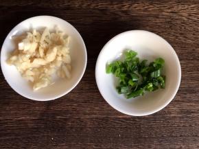 备好蒜末和葱花