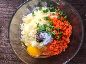 加入盐、胡椒粉和味精