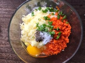 加入盐、胡椒粉和味精