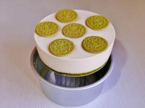 取出脱模，底部放个杯子，用吹风机吹模具的一圈，很容易就脱模了。