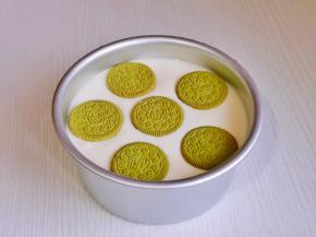 冷藏大概45分钟时取出摆放上饼干，继续放回冰箱冷藏。