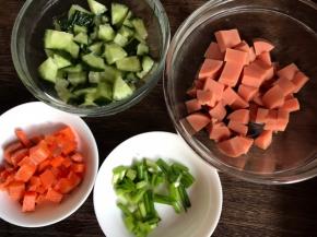 备好火腿肠、黄瓜、胡萝卜、葱花