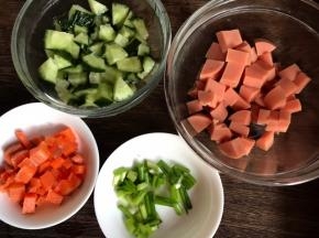 备好火腿肠、黄瓜、胡萝卜、葱花