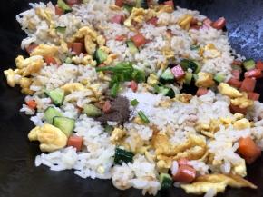 调入盐、胡椒粉、味精和葱花，翻炒均匀至入味即可