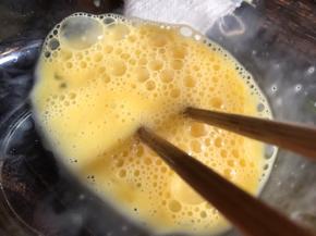 鸡蛋打入碗中，加入料酒划散成蛋液