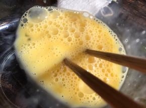 鸡蛋打入碗中，加入料酒划散成蛋液