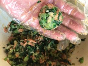 用手抓一小把捏成团子