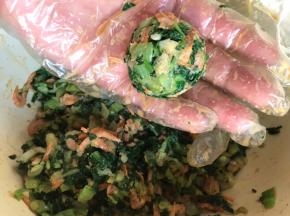 用手抓一小把捏成团子