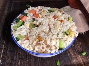 装入饭碗里按压实