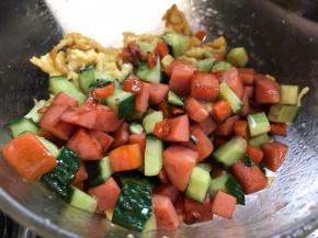 出锅放入鸡蛋中