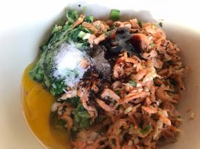 加入蚝油、酱油、香油、盐、胡椒粉和味精，搅拌均匀