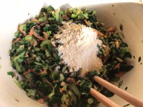 加入一勺玉米面粉，搅拌均匀