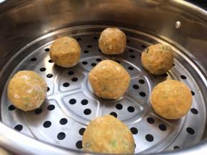 放入开水锅中，蒸12分钟