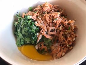 把腌制好的虾皮放入白菜中，加入鸡蛋