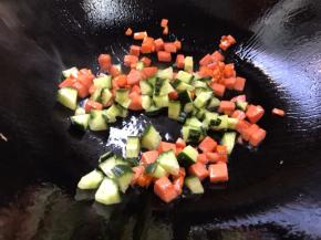 再加入黄瓜炒断生