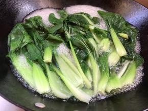 白菜放入开水锅中煮断生，捞出用清水冲凉