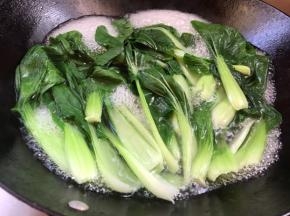白菜放入开水锅中煮断生，捞出用清水冲凉