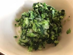 挤干水分后，切成碎末