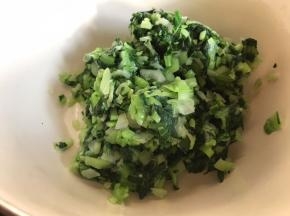 挤干水分后，切成碎末