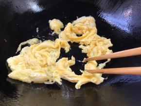 热锅热油放入蛋液，用筷子拌炒成颗粒状，盛出备用