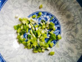碗底加一勺葱花，