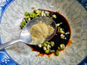 半勺白胡椒粉，