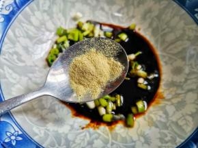 半勺白胡椒粉，