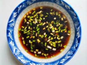 加半碗煮开的猪油汤。