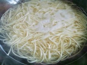 面条煮熟，放到汤里！