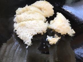 就着油锅放入剩饭，加少许清水，盖上锅盖小火焖4分钟左右